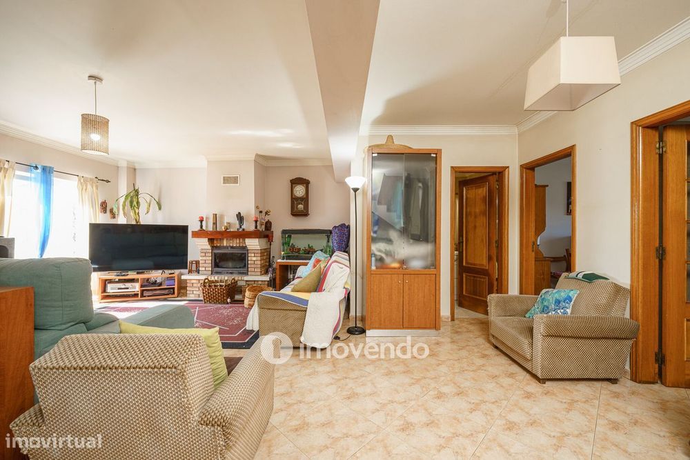 Moradia T3 com garagem e jardim, em Corroios