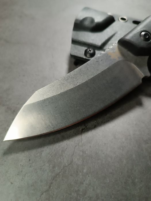 Тактический фиксированный нож с черной рукоятью и кольцом