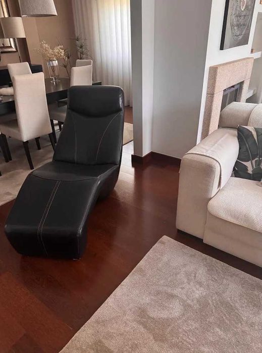 Poltrona de Design em Pele Sintética Preta – Excelente Estado