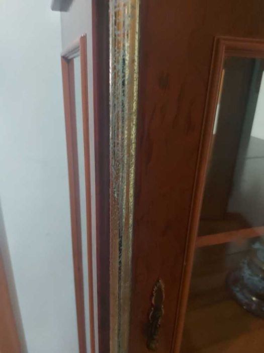 Vitrine Clássica com Detalhes Dourados