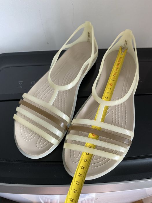 Sandały Crocs Isabella w kolorze Oyster/Walnut r. 39/40 W9