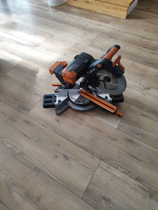 Piła ukosowa z posuwem Evolution 2000w, tarcza 255mm. 06/2025 rok
Piła