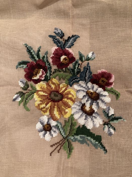 Bordado de flores em lã sob tela