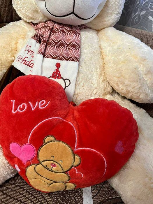 Плюшевий ведмідь 85 см, з шарфом та серцем "Love" — ідеальний подарунок