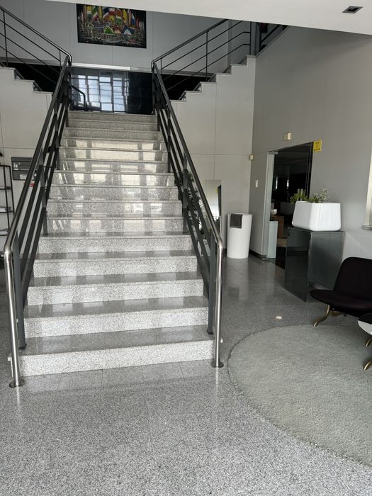 Grande armanzem com 2 cais com altura interior de 8/9 metros