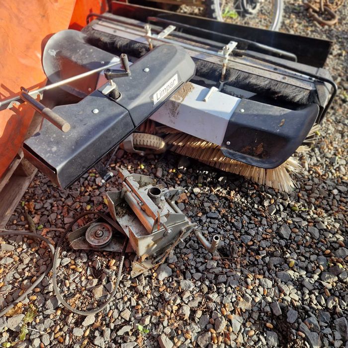 zamiatarka szczotka ogrodowa do traktorka