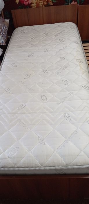 Продам 2 односпальные кровати с матрасом б/у