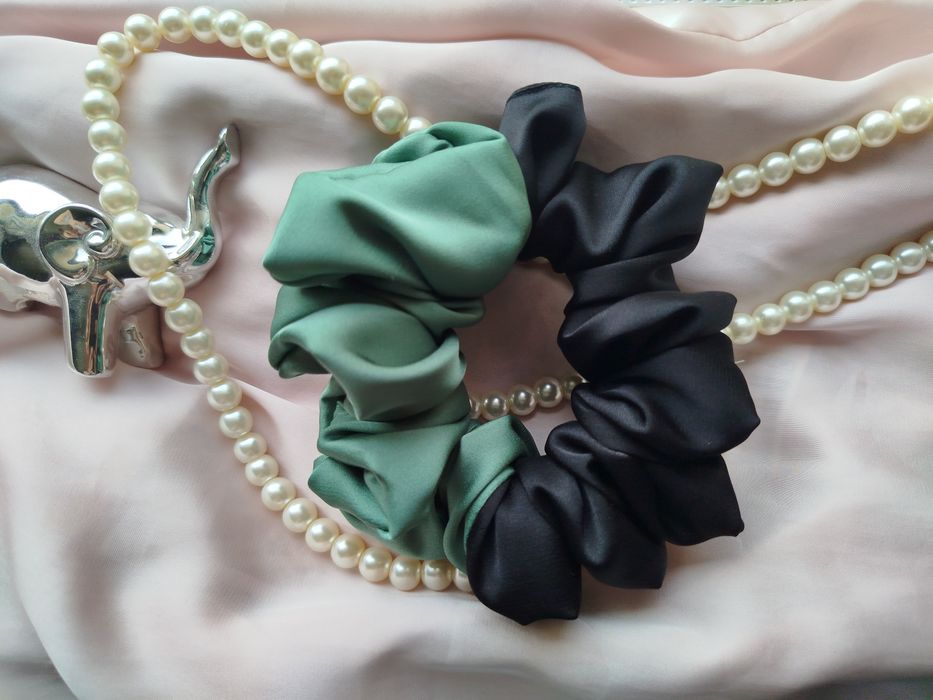 Gumka scrunchie satyna jedwabna Armani szałwia czarny