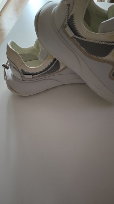 Продаю кроси"STUART WEITZMAN"40р.