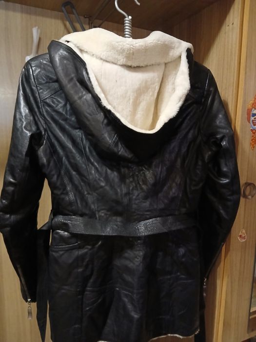 Кожаную куртку на меху с капюшоном, с карманами под поясок.