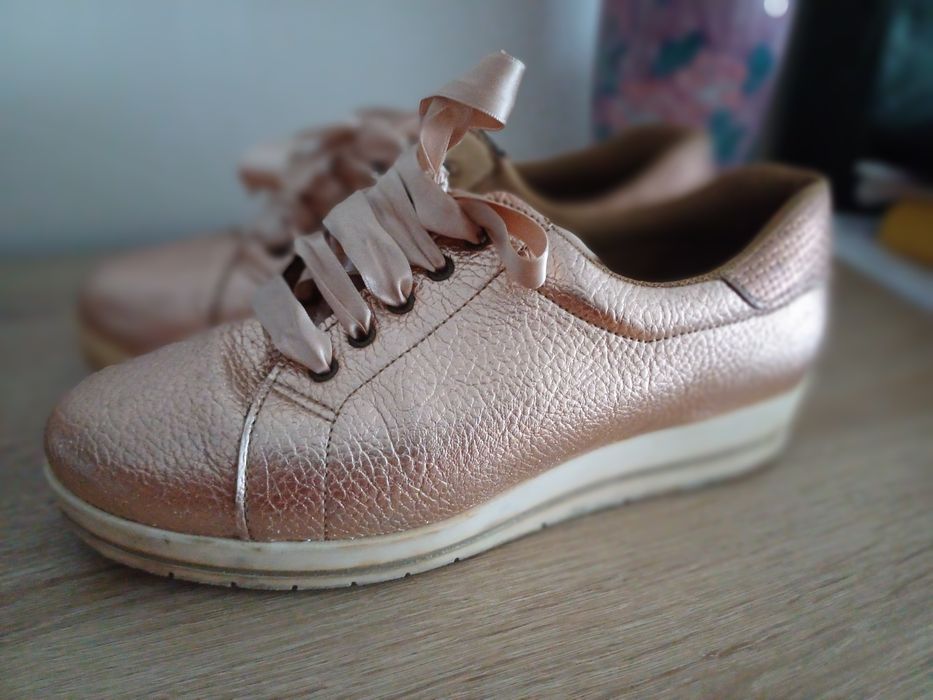 Ténis dourado em bom estado!