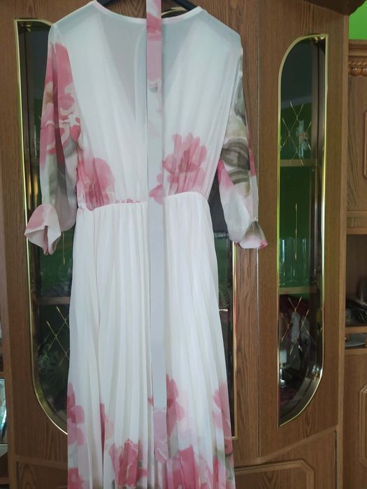 Długa sukienka z plisowanym dołem