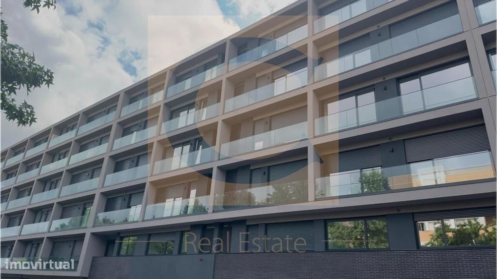 Apartamento Novo com Varanda e Garagem junto ao Hospital de São João –