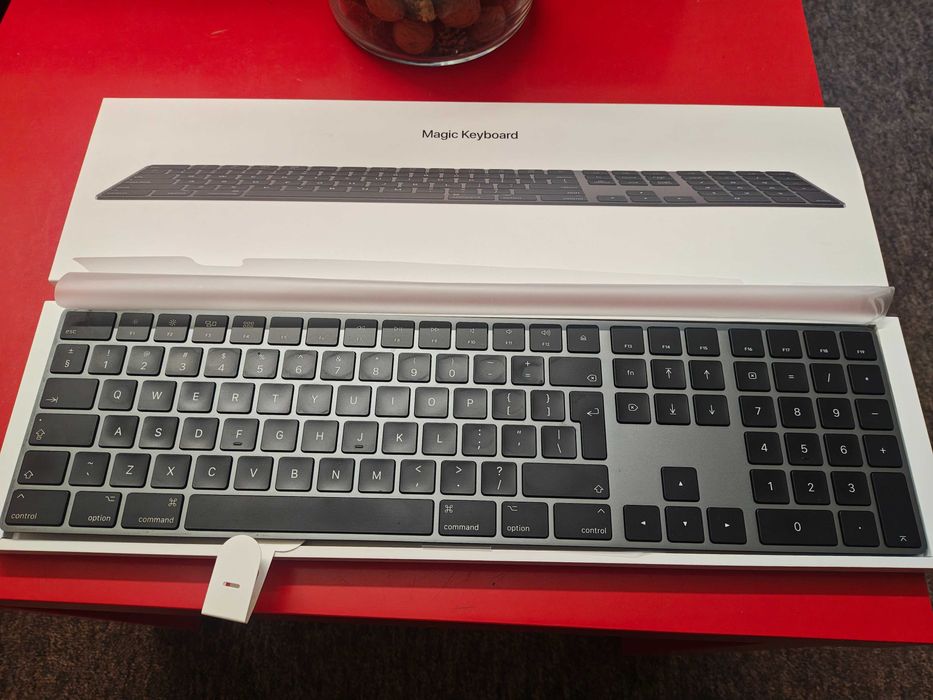 Magic Keyboard Apple mało używana, karton