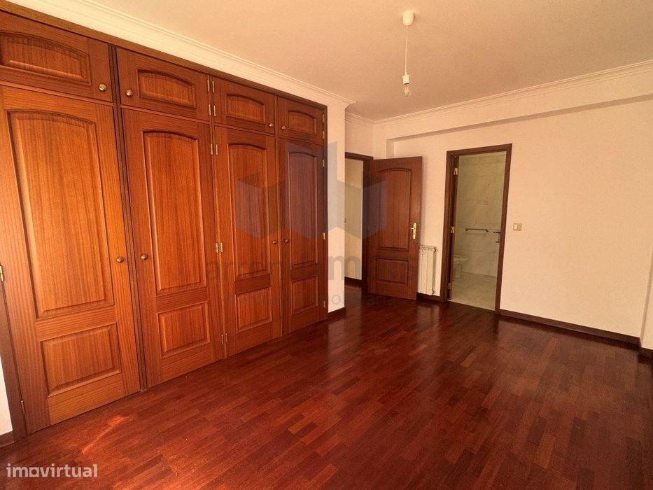 Arrenda-se excelente T3 em ultimo piso com terraço de 120m2 em Celas
