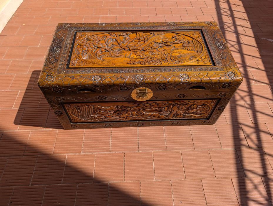 Baú Chinês em Madeira Entalhada — Peça Decorativa / Vintage