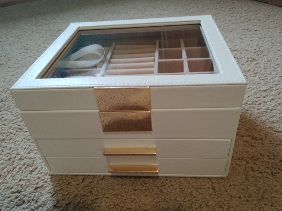 Kuferek na biżuterię