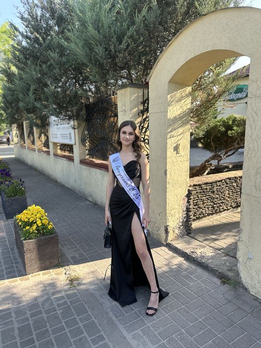 Чорна випускна сукня