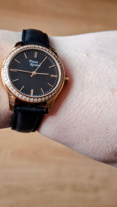 Piękny nowy zegarek z kryształkami