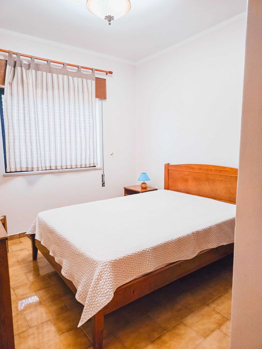 Arrenda-se T2 com piscina de 01 Outubro a 31 de Maaio 2027.