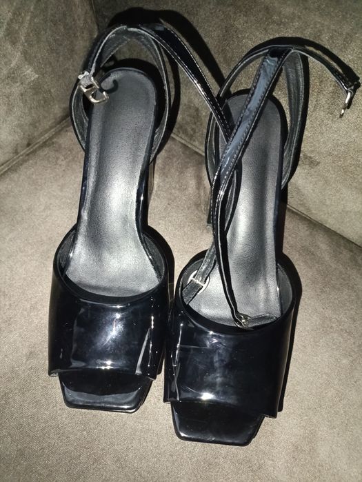 Чёрные лаковые каблуки (квадратный носок)