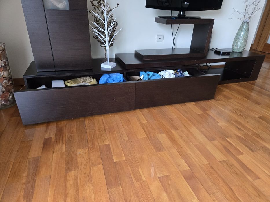 Movel de TV com gavetas e prateleira