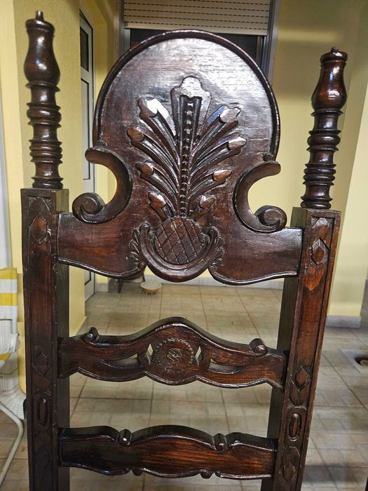 Conjunto de 4 cadeiras antigas em madeira maciça – Entalhadas – Para restauro