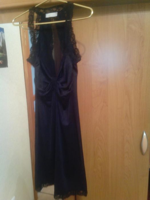 Платье с красивым вырезом на спине, закрытым сеткой