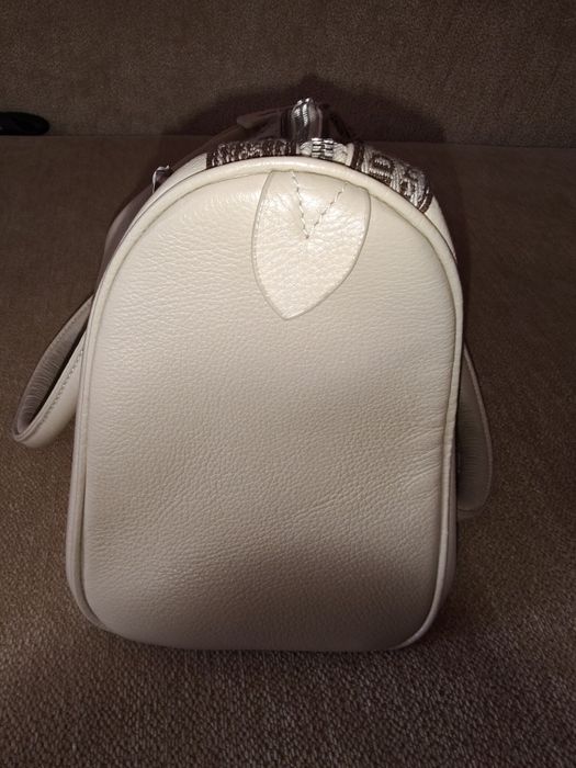 Fendi. Італія. Шкіряна зручна вмістка сумка.