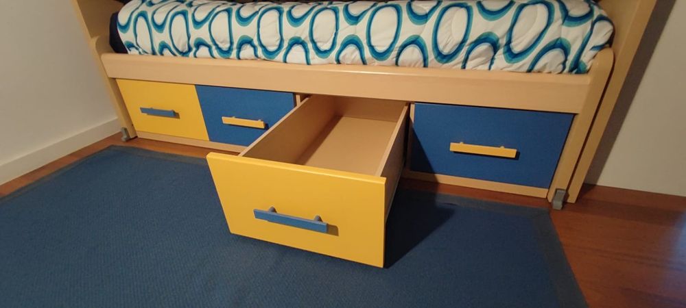 Cama dupla de solteiro (beliche) com muita arrumação