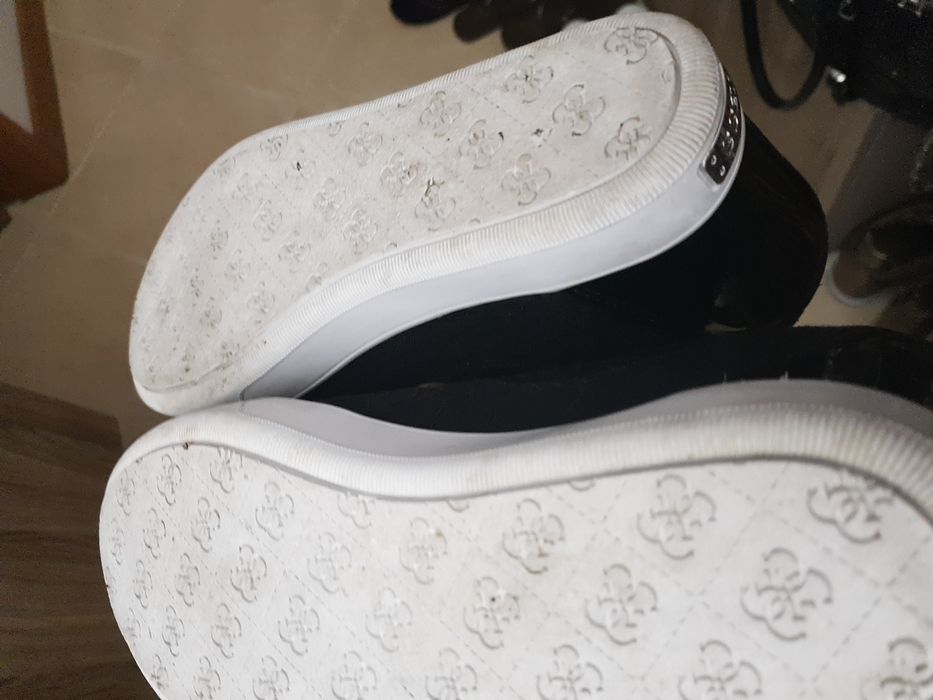 Sapatilhas Guess pretas, compensadas atrás