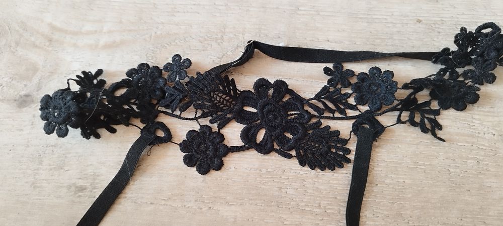 Pas do pończoch korona