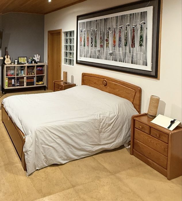 cama de casal + mesas de cabeceira