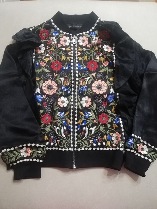 Casaco preto com pormenores da Zara