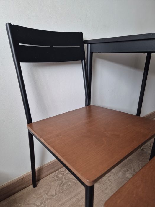 Cadeiras pretas e mesa