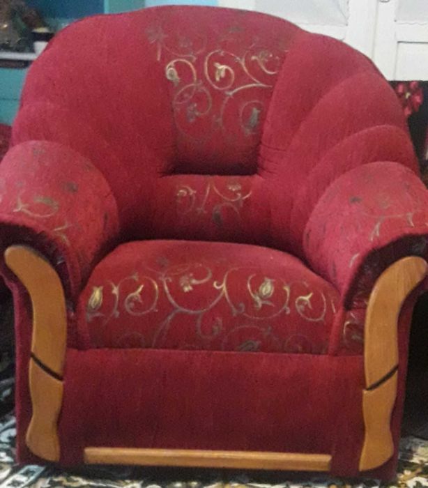 Меблі для вітальні. Диван  та  два стільці.