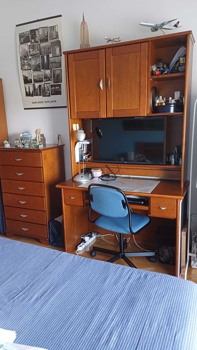 Secretária com arrumação e camiseiro em bom estado