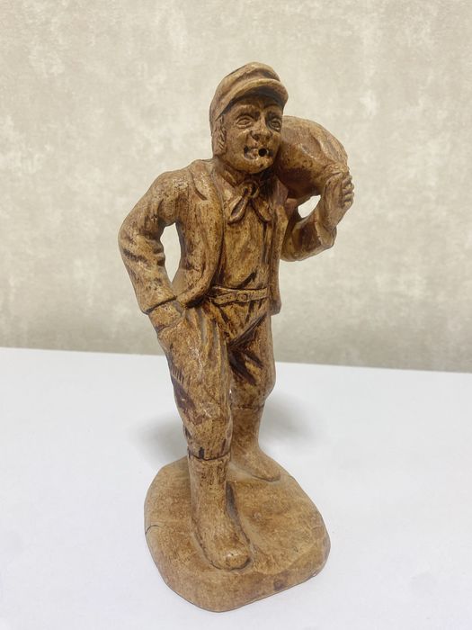 Деревʼяна скульптура селянин