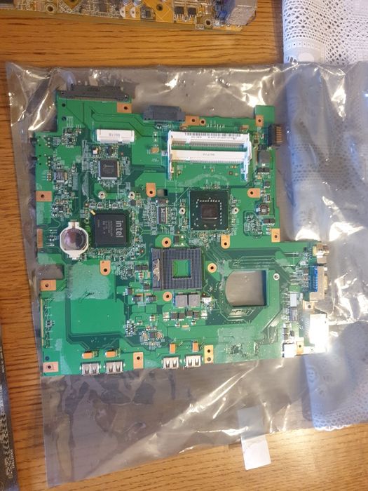 Zestaw plyt głównych + 2 monitory, jeden cały komputer bez hdd