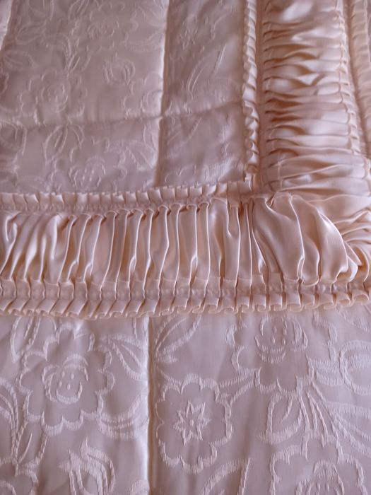 Colcha de casal em cetim, rosa,com folhos