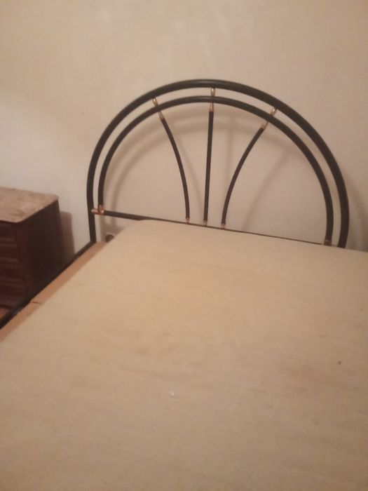 Tudo por 100 euros Camilha mesa cama com colchão estrado