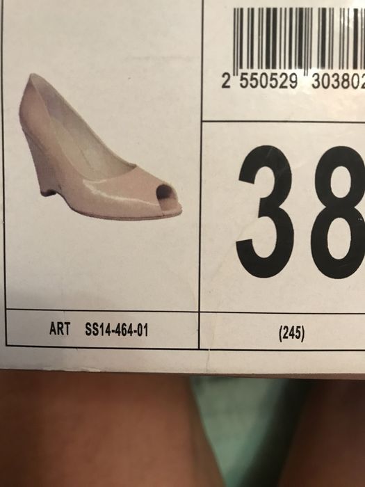 Туфлі бежеві лакові 38 розмір