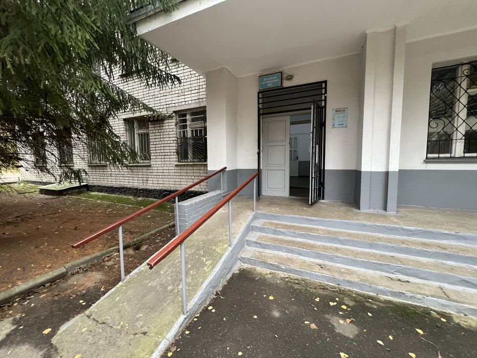 Оренда 2 приміщ.: 30.4 м. кв./12.9 м.кв., Центр, вул. Відінська, 40А,