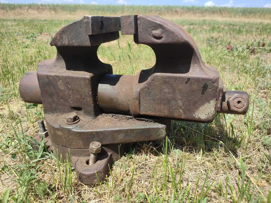 Тиски чугунные советские