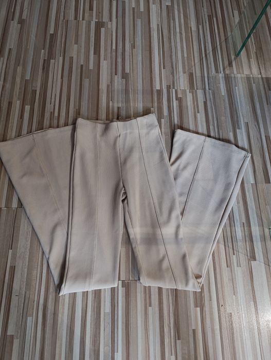 Spodnie Bershka kremowe flare