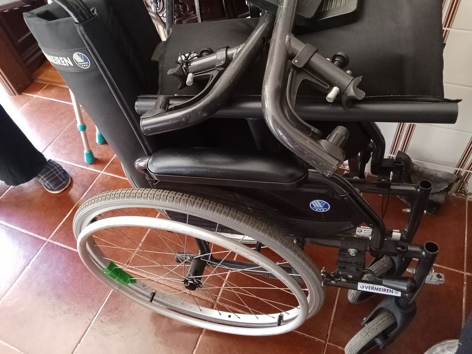 Vendo cadeira de rodas, com os apoios dos pés apenas um necessita de uma pequena peça para prender de resto está nova como podem ver