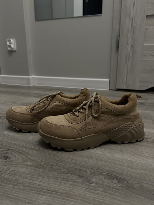 beżowe buty sportowe