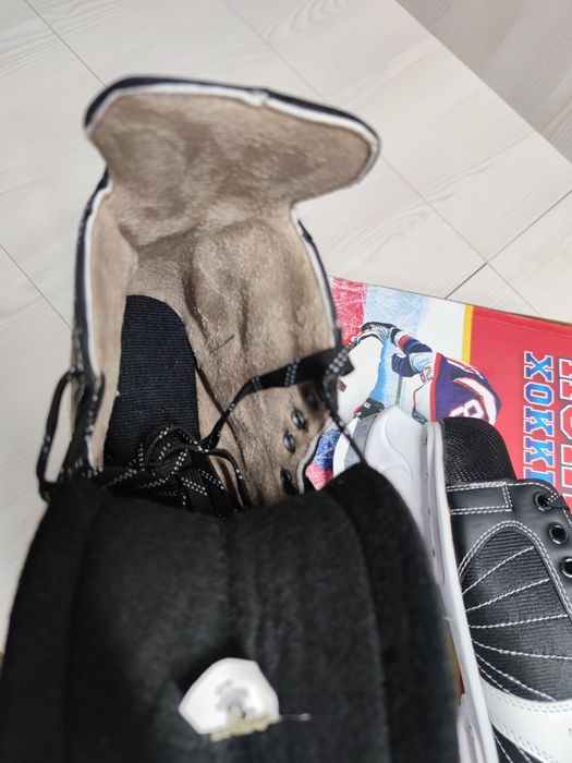 Продам Нові , хокейні ковзани