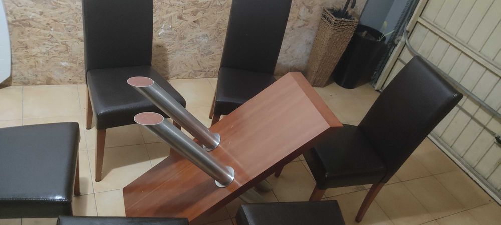 Cadeiras em pele e pé de mesa de sala