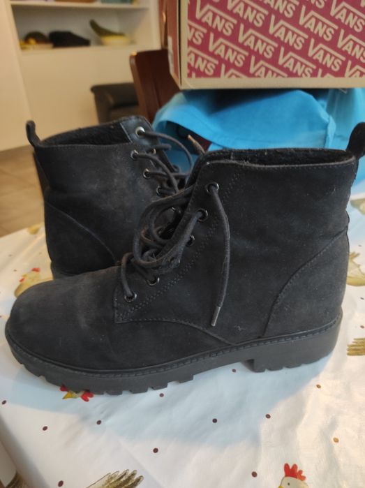 Botas em camurça pretas